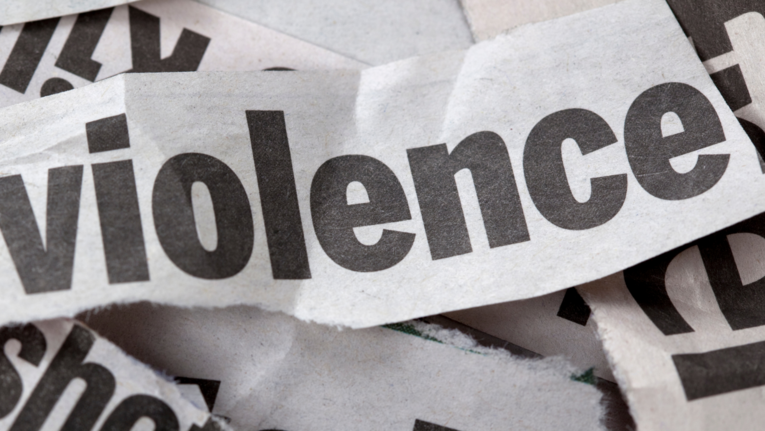 Découpures de journaux montrant le mot violence.